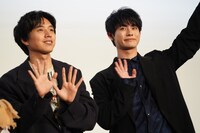 左から坂東龍汰、前田拳太郎。