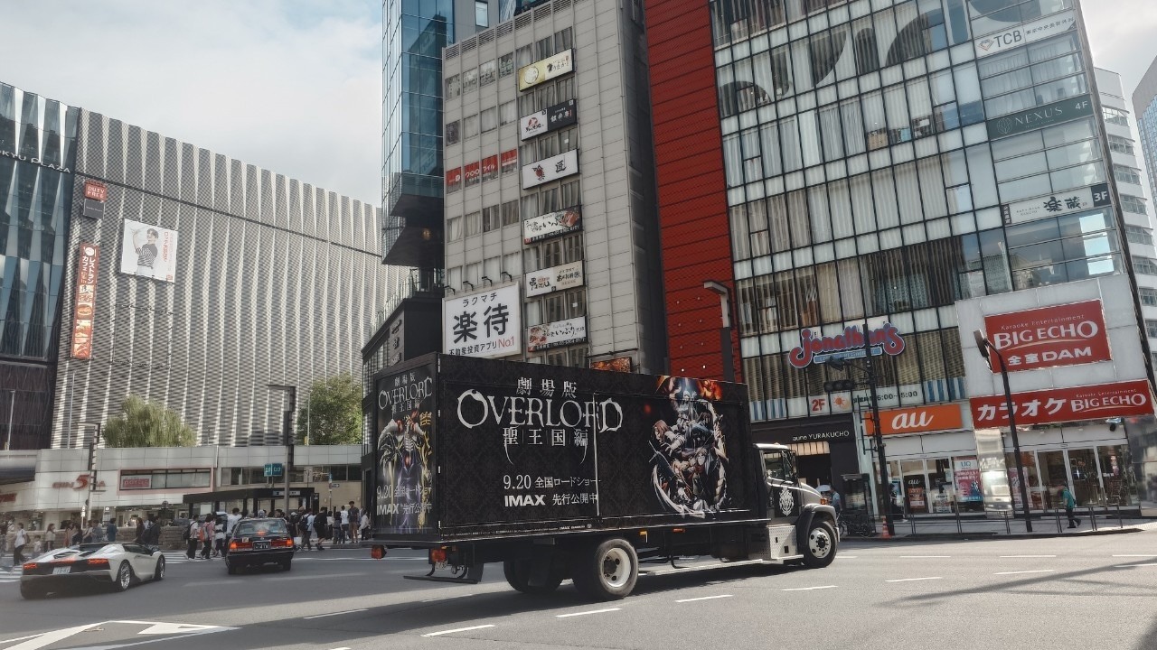 スケルトントラックの“魔導国宣伝車”。