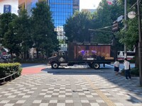 スケルトントラックの“魔導国宣伝車”。