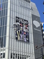 QFRONTの壁面に掲出されている広告。