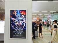 福岡の博多駅博多口で展開されている広告。