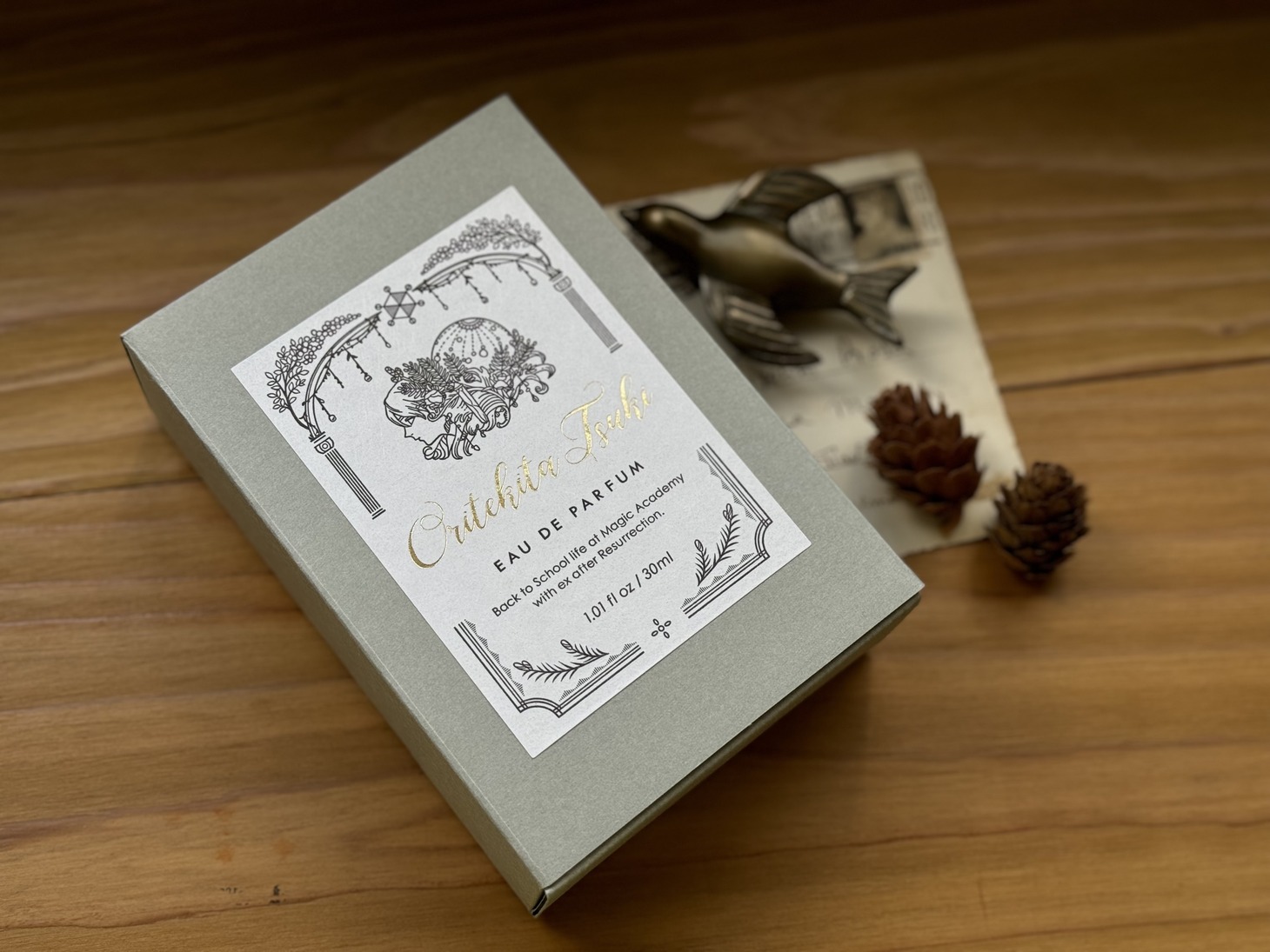 「死に戻りの魔法学校生活を、元恋人とプロローグから 香水 ヴィンセント・タンザイン『Oritekita Tsuki』」