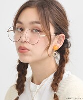 「みならいタップ イヤリング」オレンジの着用例。