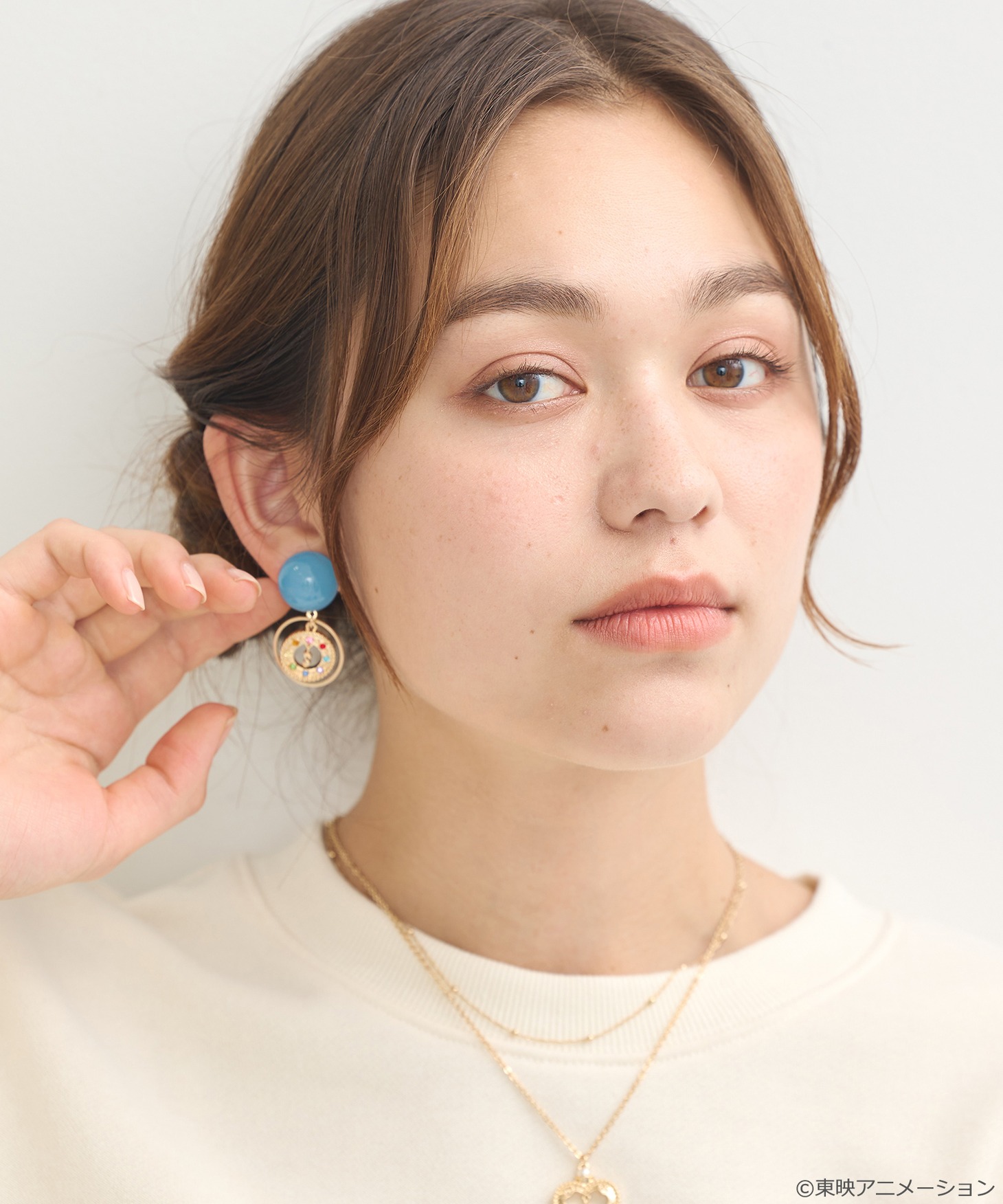 「みならいタップ イヤリング」ブルーの着用例。