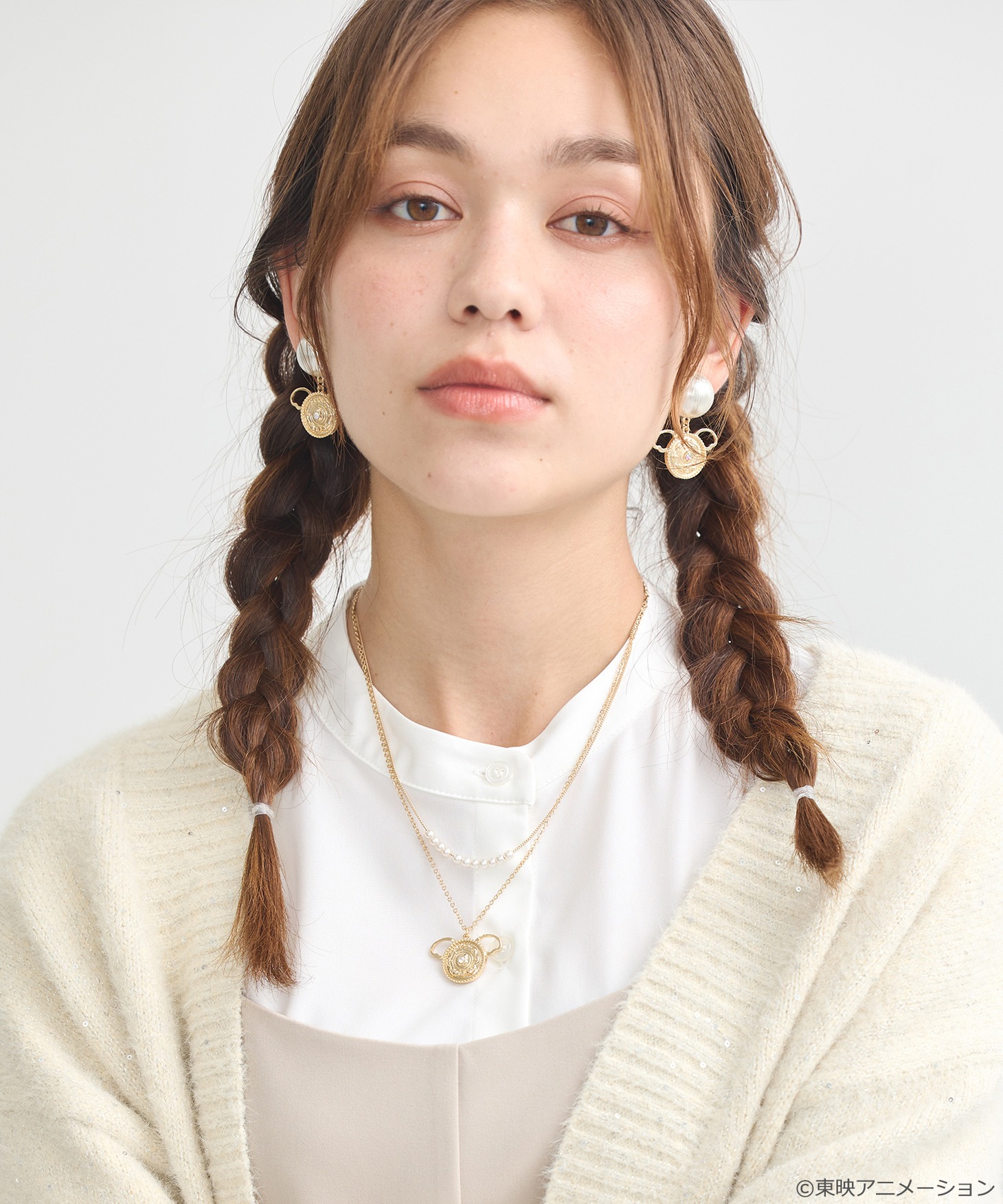「ピュアリンコンパクト イヤリング」の着用例。