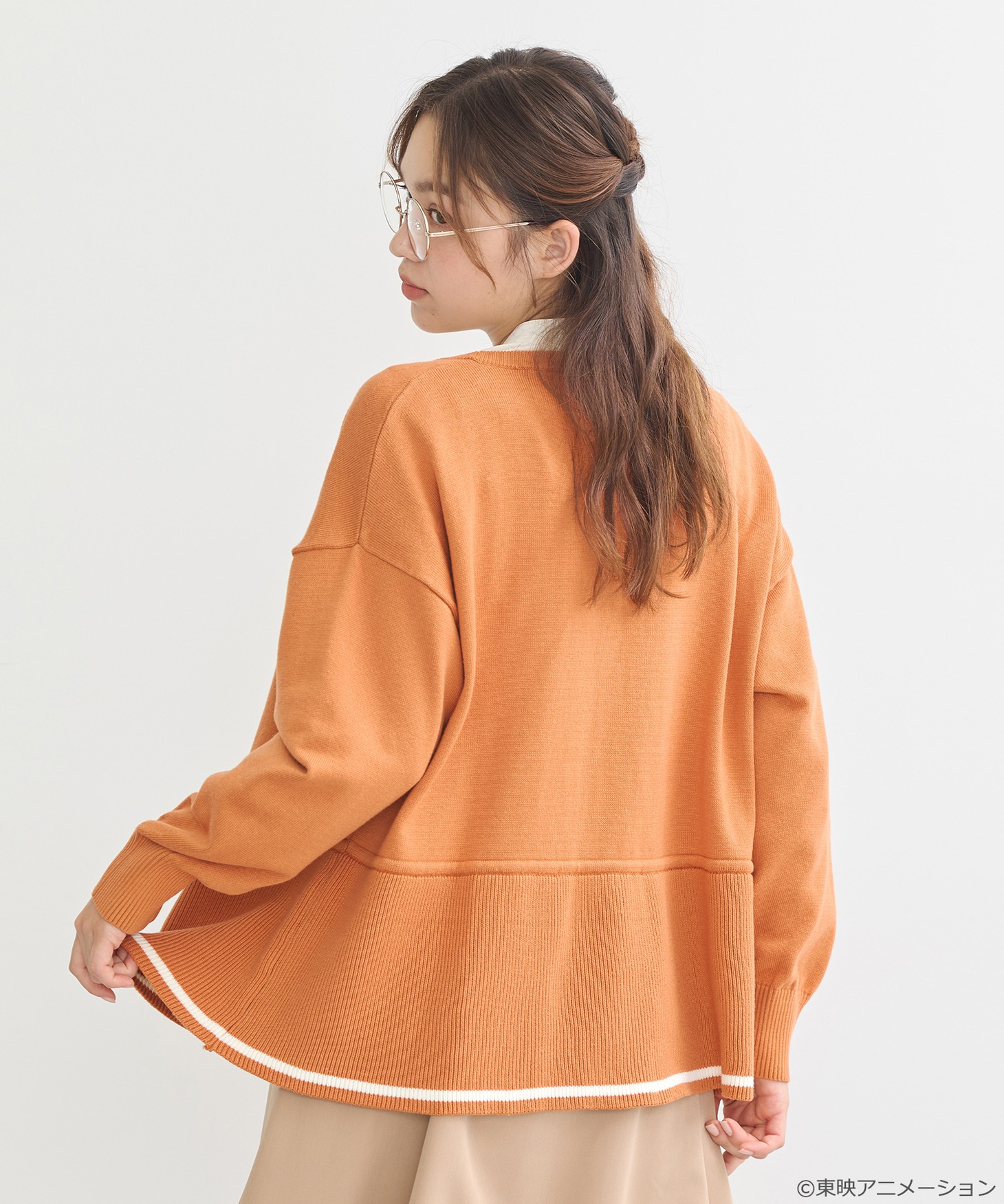 「おジャ魔女どれみ 2WAYカーディガン」オレンジの着用例。