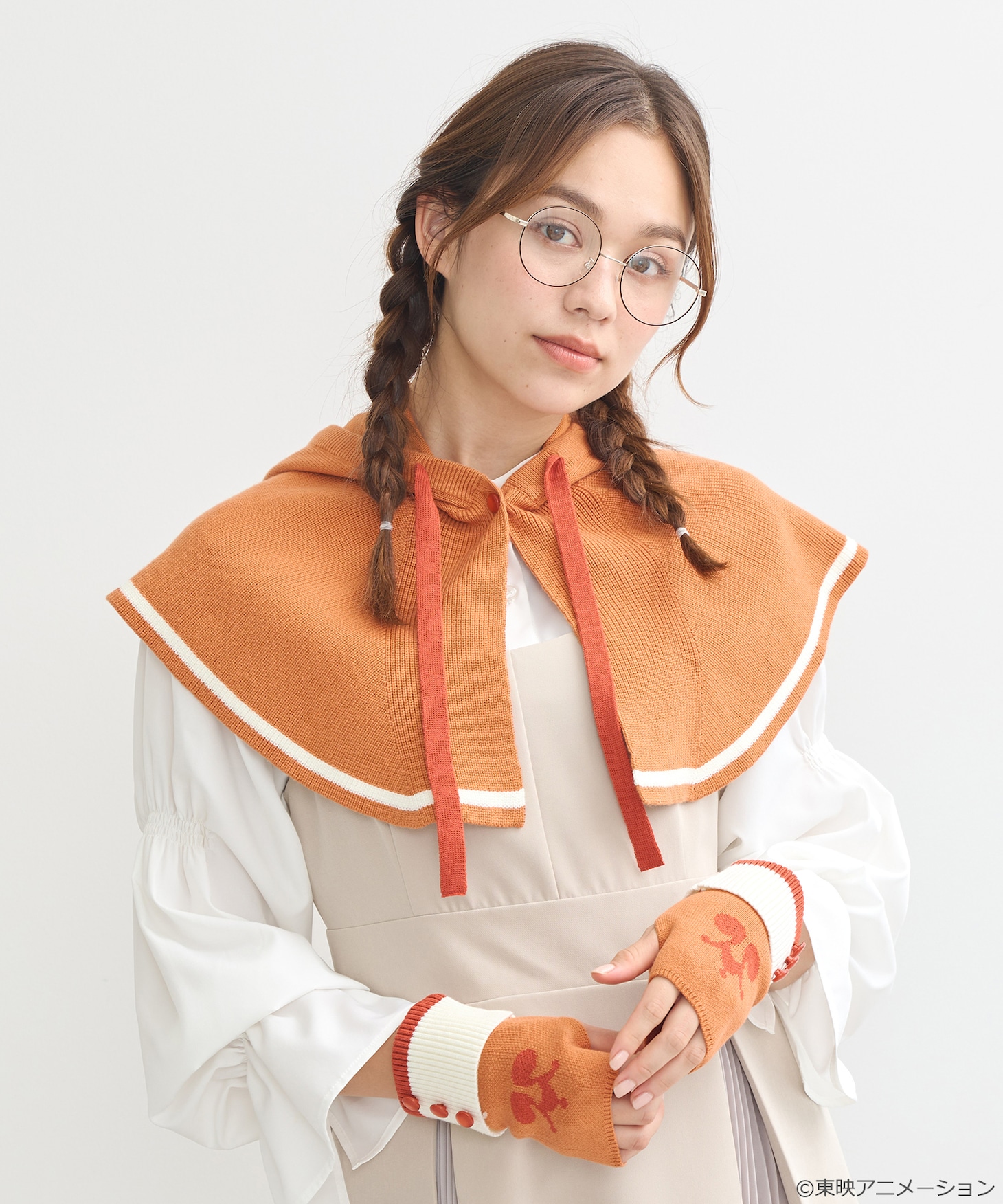 「おジャ魔女どれみ フードウォーマー」オレンジの着用例。