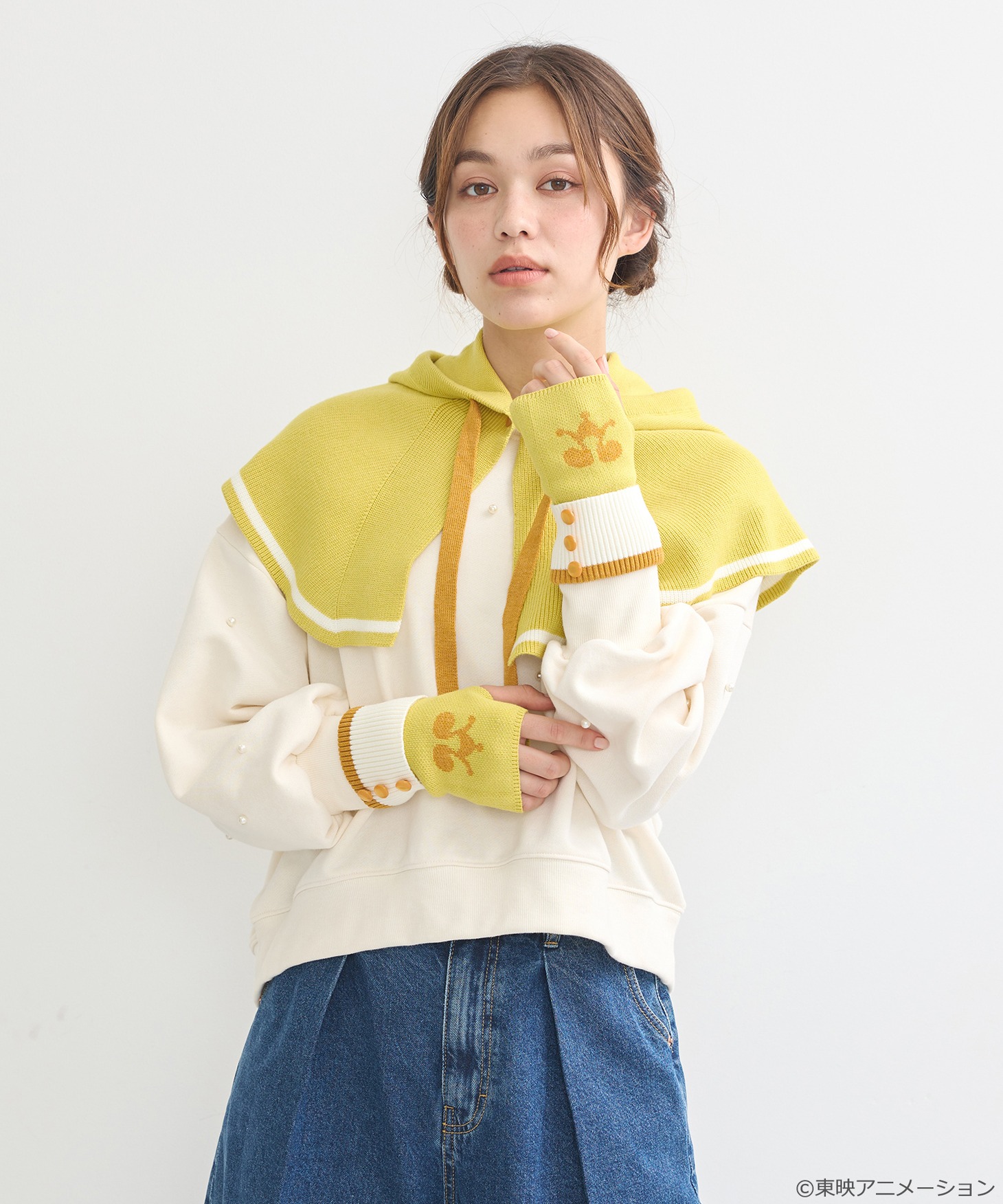 「おジャ魔女どれみ フードウォーマー」イエローの着用例。