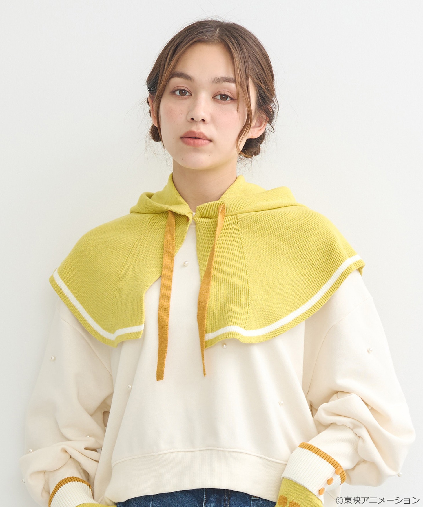 「おジャ魔女どれみ フードウォーマー」イエローの着用例。