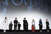 「劇場版『オーバーロード』聖王国編」初日舞台挨拶より。左から原由実、加藤将之、日野聡、青山吉能、生天目仁美、瀬戸麻沙美。