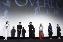 「劇場版『オーバーロード』聖王国編」初日舞台挨拶より。左から原由実、加藤将之、日野聡、青山吉能、生天目仁美、瀬戸麻沙美。