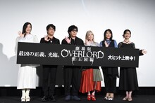 「劇場版『オーバーロード』聖王国編」初日舞台挨拶より。左から原由実、加藤将之、日野聡、青山吉能、生天目仁美、瀬戸麻沙美。