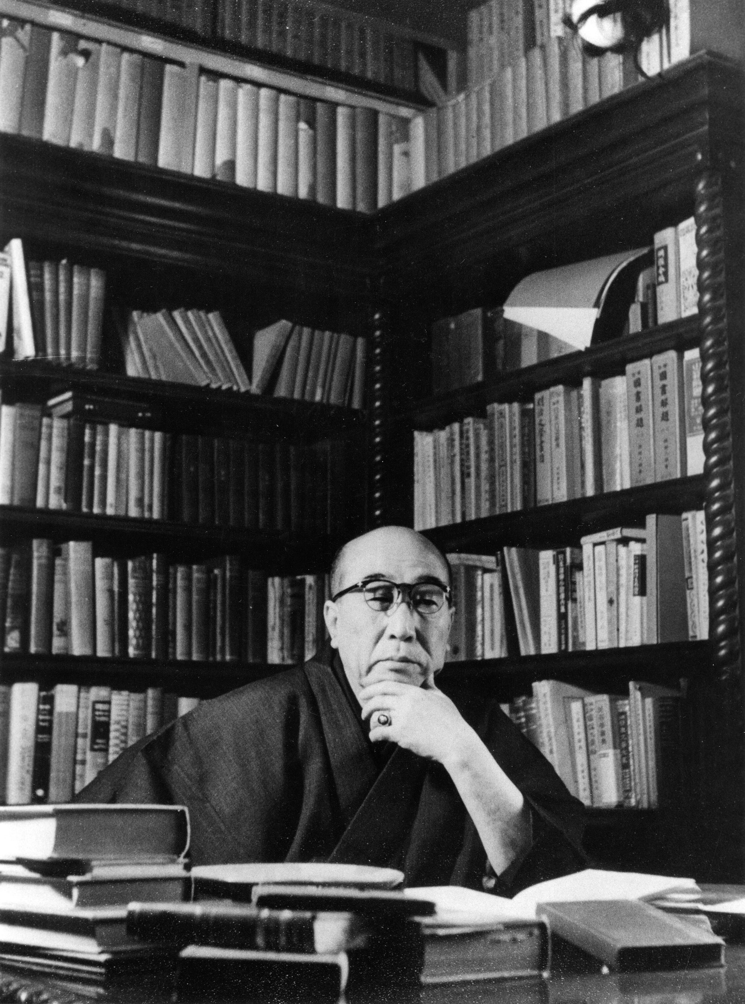 ビジュアルのモチーフとなった「江戸川乱歩肖像画」