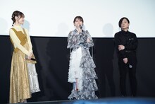 左から伊藤美来、鬼頭明里、櫻木優平監督。