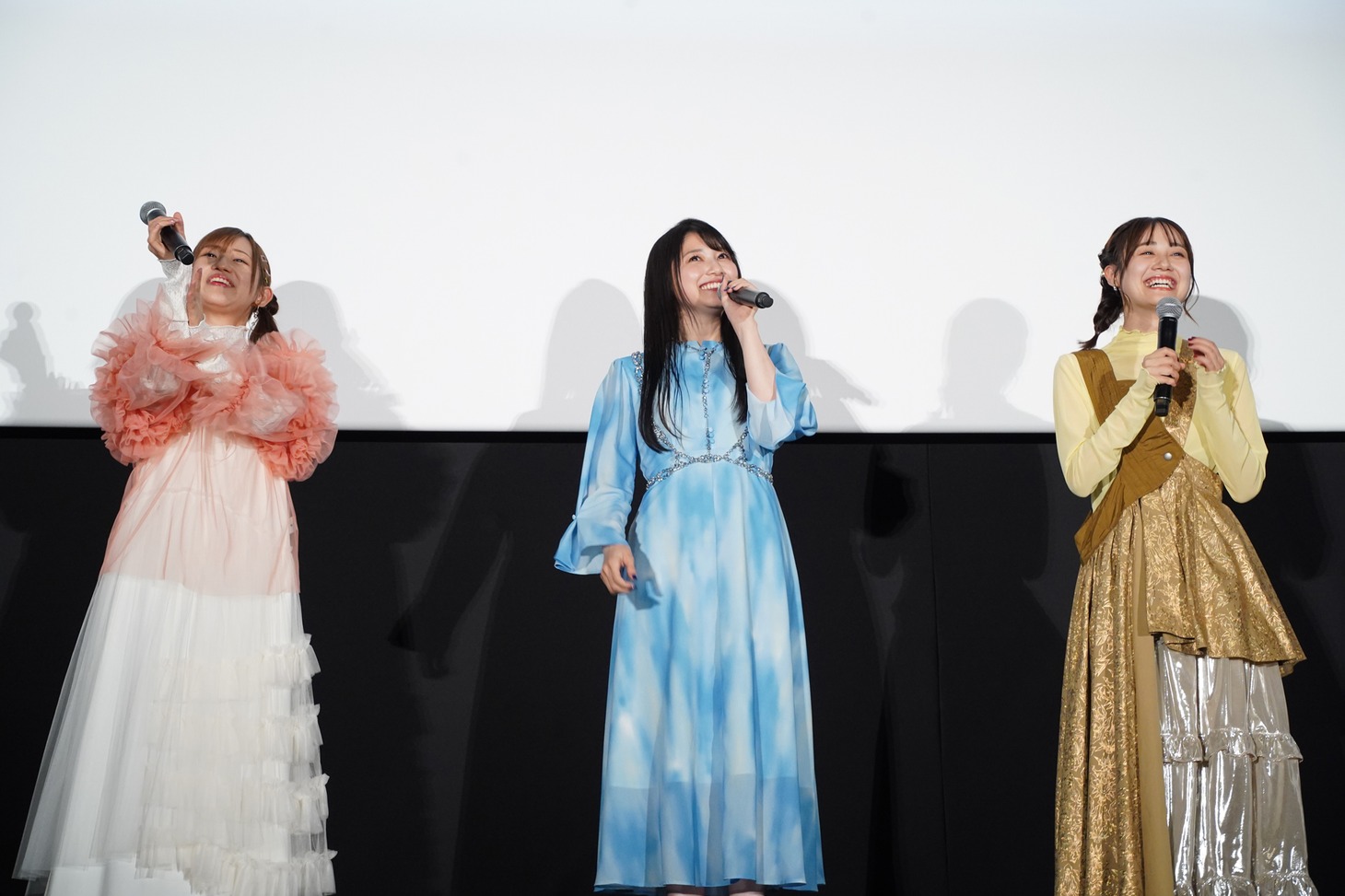 左から高橋李依、雨宮天、伊藤美来。