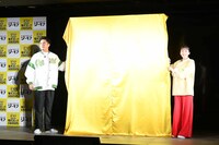 「みんなが選ぶ!!電子コミック大賞2025」投票開始宣言での除幕の様子。