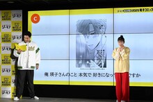 セリフを言う木村昴と、耳を傾ける小芝風花。