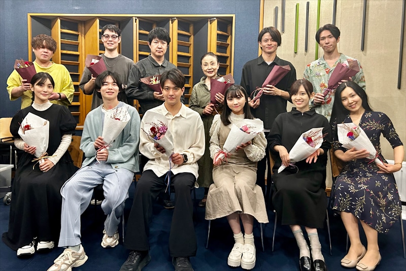 上段左から松岡禎丞、綿貫竜之介、杉田智和、深雪さなえ、石毛翔弥、林瑞貴、下段左から古賀葵、川島零士、石川界人、矢野妃菜喜、高橋李依、新井里美。