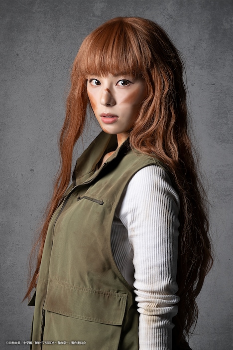 相楽伊織扮する末黒野花。