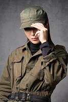 仲田博喜扮する百舌。