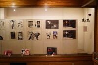 「画業40周年記念 上條淳士展 LIVE」の様子。