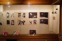 「画業40周年記念 上條淳士展 LIVE」の様子。