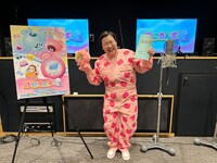 アフレコ現場でのやす子。