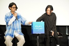 左から江口拓也、櫻木優平監督。