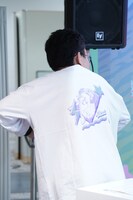 グッズをアピールする上垣皓太朗アナウンサー。