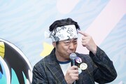 “うる星やつら擬音”があしらわれたグッズをアピールする有野晋哉。