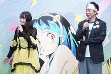 上垣皓太朗アナウンサーが2001年生まれと知り、「えっ？」と驚く上坂すみれ（左）。「すみません……あまりにも貫禄があったので、（前作のアニメ『うる星やつら』）リアルタイム世代からの意見かと思いました」と恐縮。