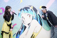 リクエストを受けてラムのセリフを披露する上坂すみれ（左）と、耳を澄ませる有野晋哉（右）。