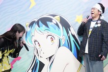 ラムのセリフを披露する上坂すみれ（左）と、受け止める有野晋哉（右）。