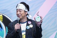 オススメのグッズを紹介する有野晋哉。