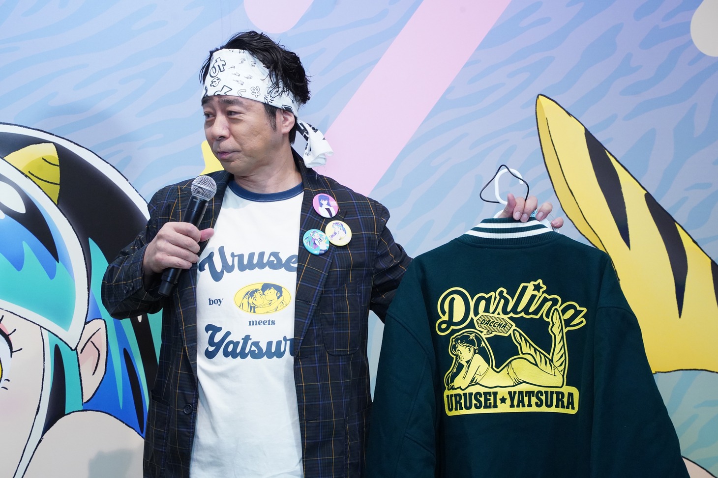 至るところに身に着けたグッズをアピールする有野晋哉。