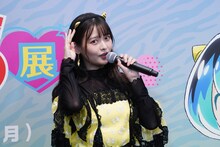 会場で販売されるラムのカチューシャを着けた上坂すみれ。