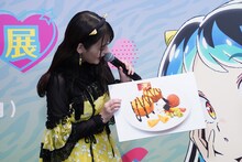 オススメのコラボカフェのメニューを紹介する上坂すみれ。