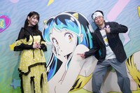 左から上坂すみれ、有野晋哉。