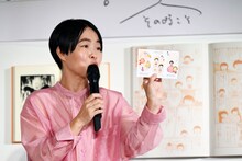 フォトブースで撮った写真を見せるイモトアヤコ。 (c)さくらももこ　(c)さくらももこプロダクション