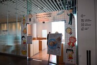 「さくらももこ展カフェ」の入り口。 (c)さくらももこ　(c)さくらももこプロダクション