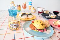 手前の2品が「空飛ぶコジコジバーガー」と「もものかんづめソーダ」。 (c)さくらももこ　(c)さくらももこプロダクション