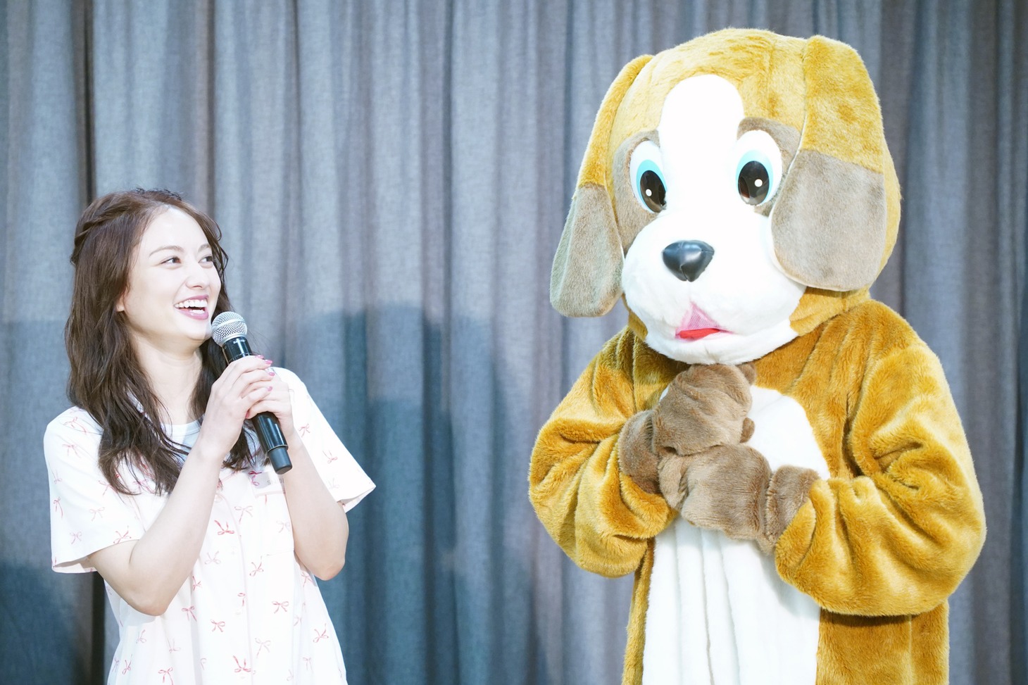 左から谷まりあ、つづ井。