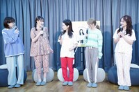 作中でもたびたび登場するという、部屋着姿で出席したキャスト陣。