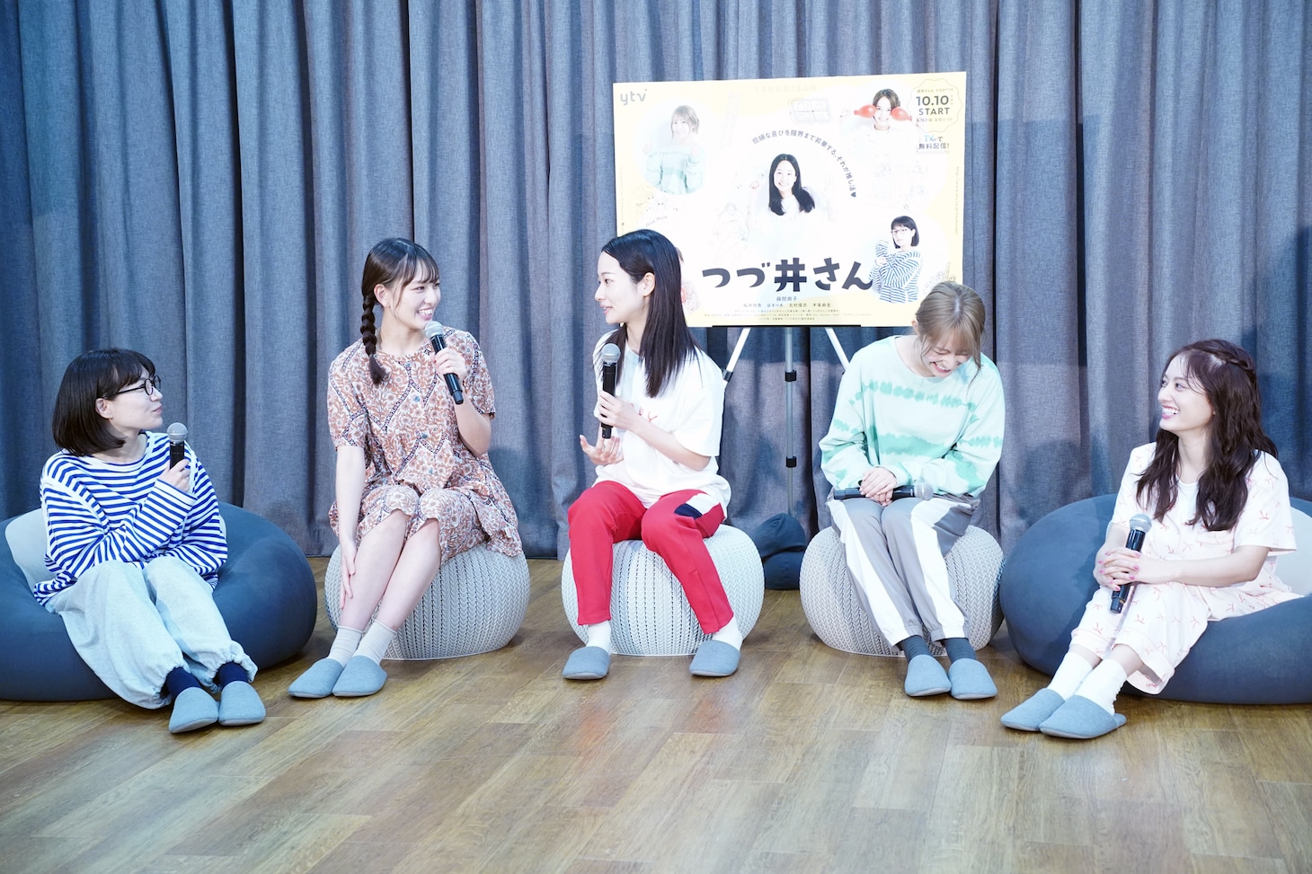 作品の魅力を熱弁する藤間爽子（中央）。