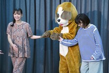 北村優衣（左）と木竜麻生（右）に手を取られ、降壇するつづ井（中央）。