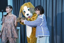 北村優衣（左）と木竜麻生（右）に手を取られ、降壇するつづ井（中央）。