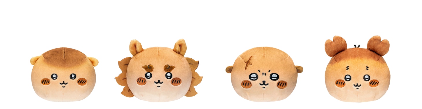 ちいかわベーカリーのオリジナルグッズ。左から「パンみたいなもちもちマスコット （くりまんじゅう）　」「パンみたいなもちもちマスコット （シーサー）」「パンみたいなもちもちマスコット （ラッコ）」「パンみたいなもちもちマスコット （古本屋）」。