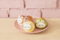 ちいかわベーカリーで販売されるパン。左手奥が「古本屋コロネ」。手前左から「ちいかわコロネ」「モモンガコロネ」。