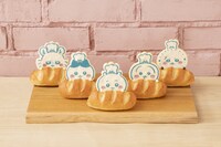 ちいかわベーカリーで販売されるパン。左から「モモンガソフトフランス」「ハチワレソフトフランス」「ちいかわソフトフランス」「うさぎソフトフランス」「ラッコソフトフランス」。