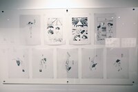 「博 漫画家デビュー15周年記念『明日ちゃんのセーラー服』原画展」の様子。